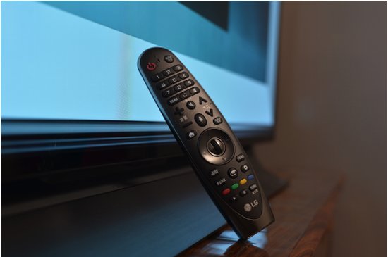 LG OLED C8电视评测:3.9mm超薄机身 搭配动感应遥控器